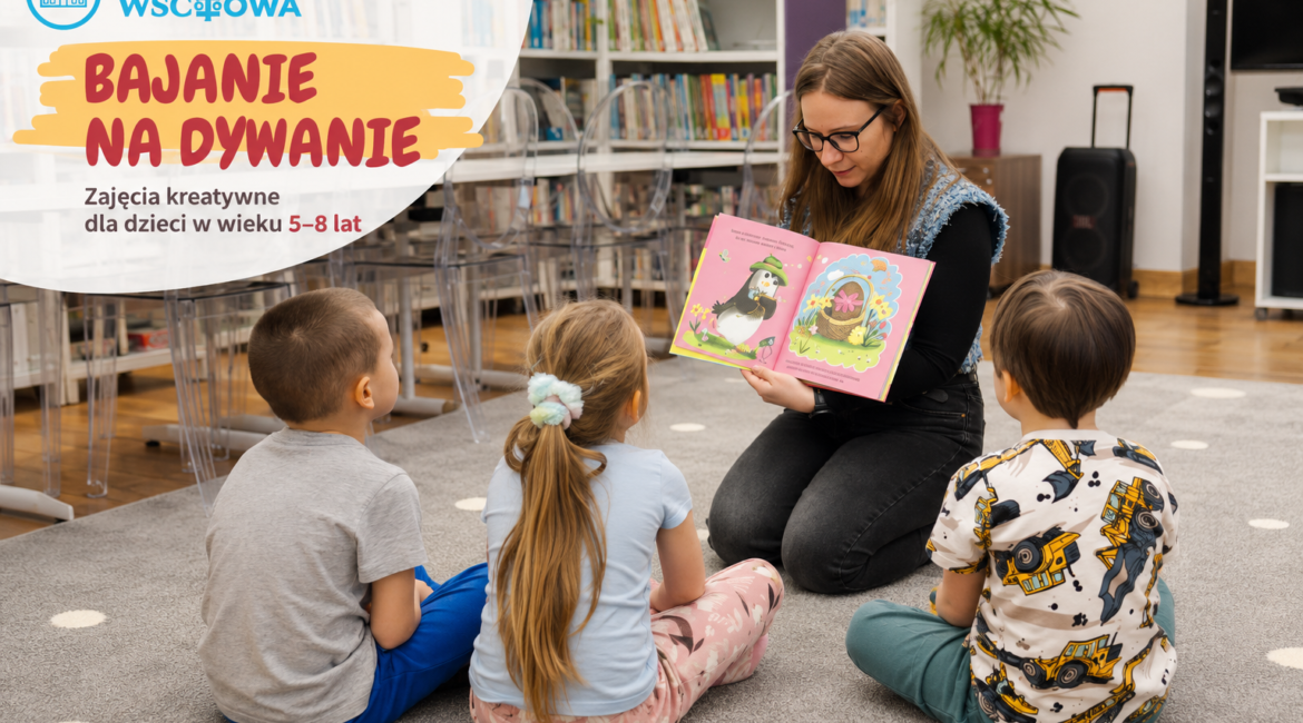 Bibliotekarka siedzi na dywanie i czyta ilustrowaną książkę trojgu dzieci podczas zajęć „Bajanie na dywanie” w bibliotece, na tle regałów z książkami i przestrzeni dla najmłodszych czytelników.